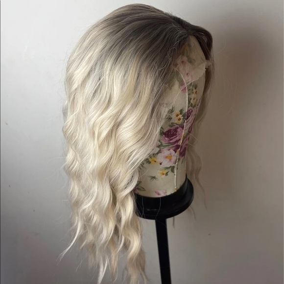 - 💫 18” PLATINUM BLONDE BROWN ROOTS WAVY LACE FRONT WIG * NEW* - Picture 6 of 11